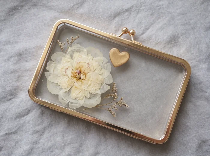 Cartera con una sola flor blanca grande al centro y mucha transparencia, sin asa