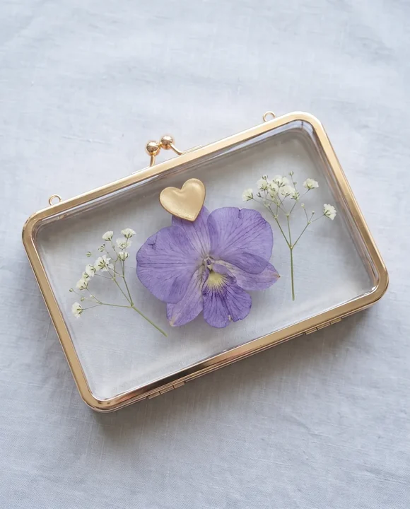 Cartera de resina con una flor violeta protagonista y gypsophila
